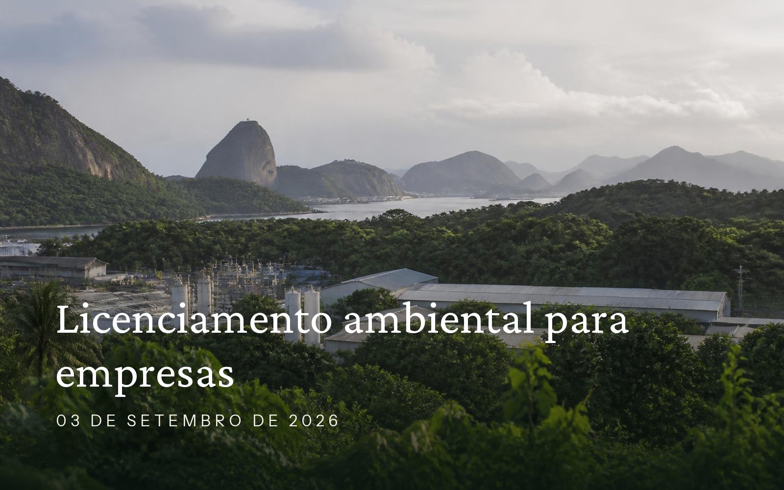 Vista de área industrial cercada por vegetação no Rio de Janeiro, ilustrando licenciamento ambiental de empresas